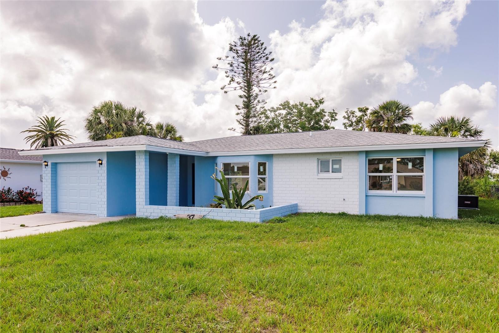 37 Oakland Hills Ct, Rotonda West, FL 33947