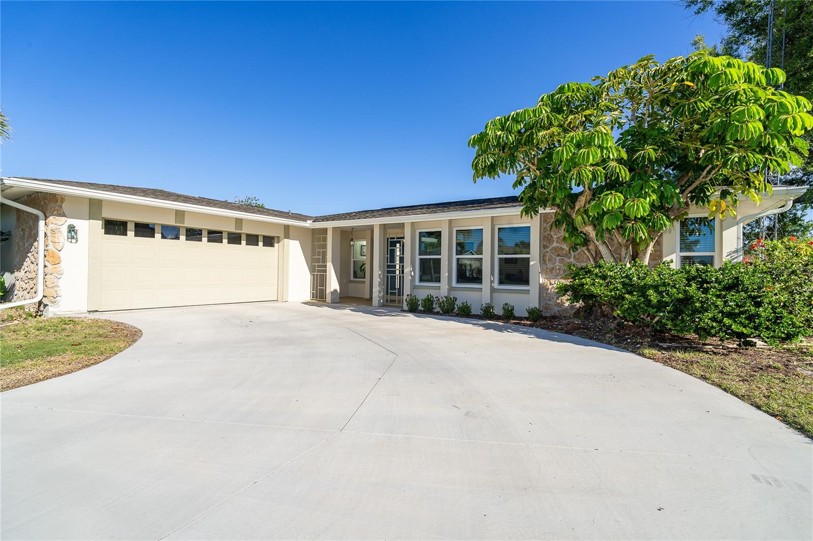 235 Caddy Rd, Rotonda West, FL 33947