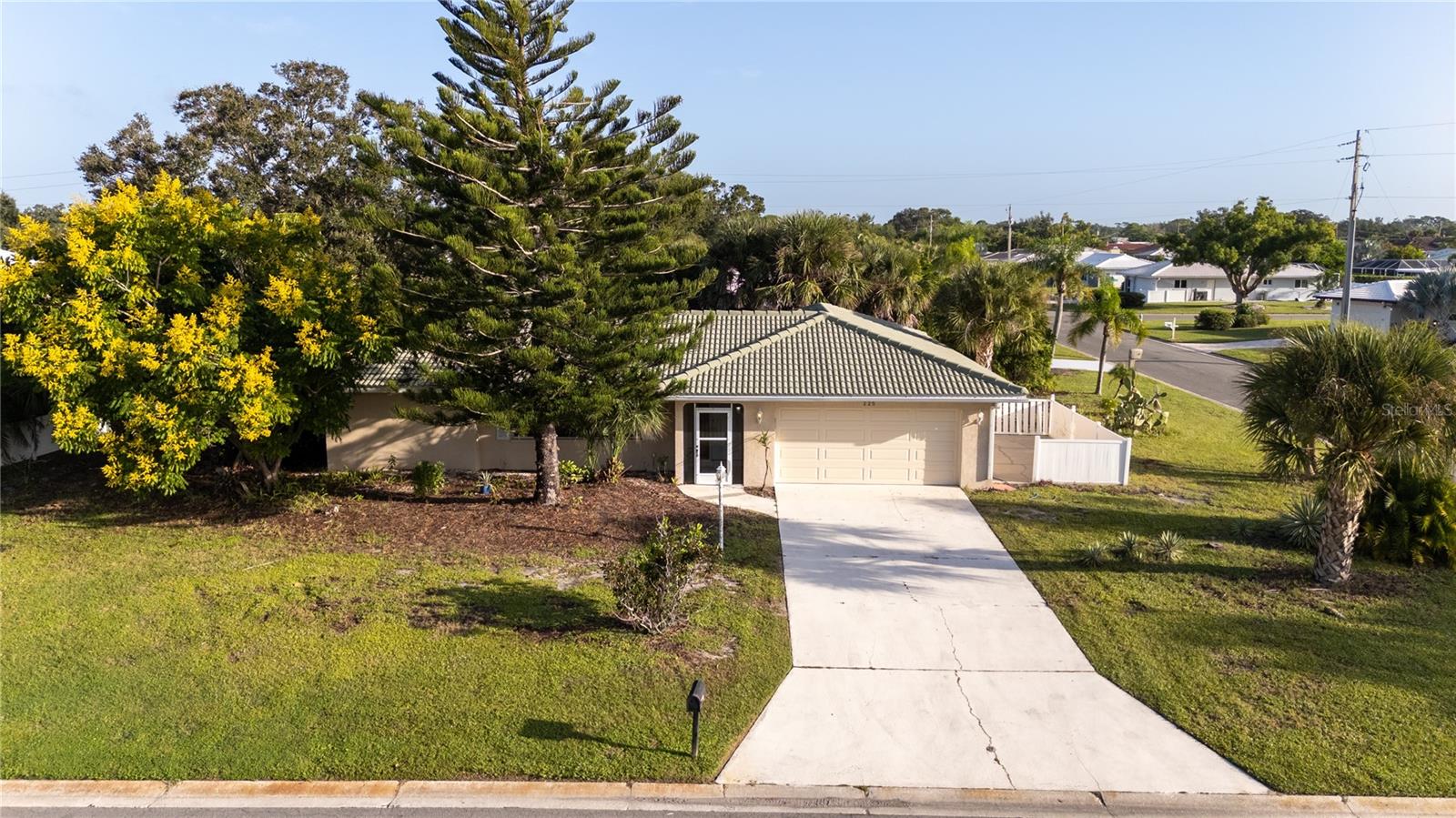 225 Chardin Dr, Nokomis, FL 34275