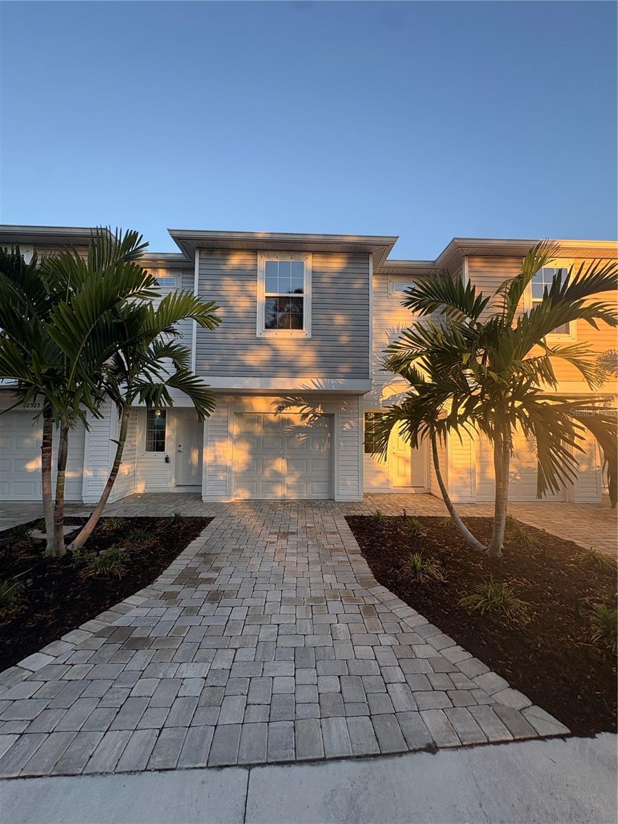 2525 6th Avenue Dr E, Bradenton, FL 34208