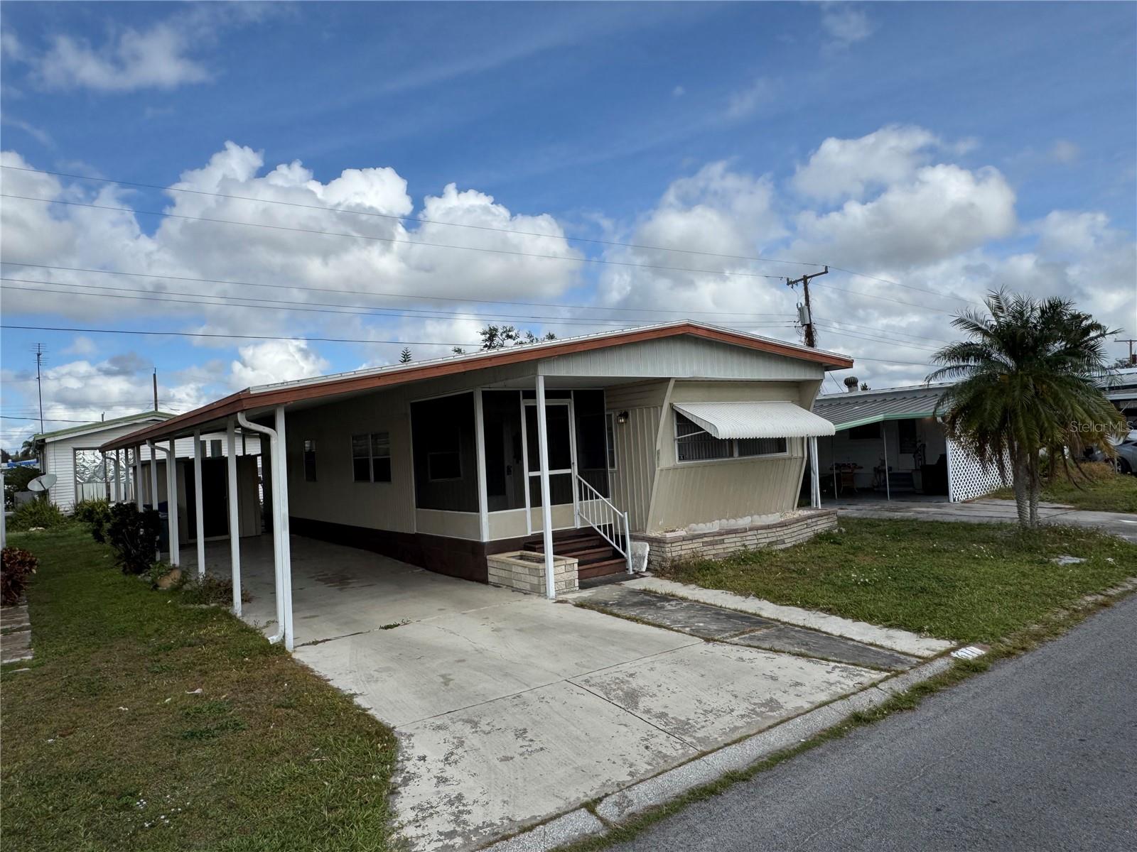 611 50th Avenue Dr W, Bradenton, FL 34207