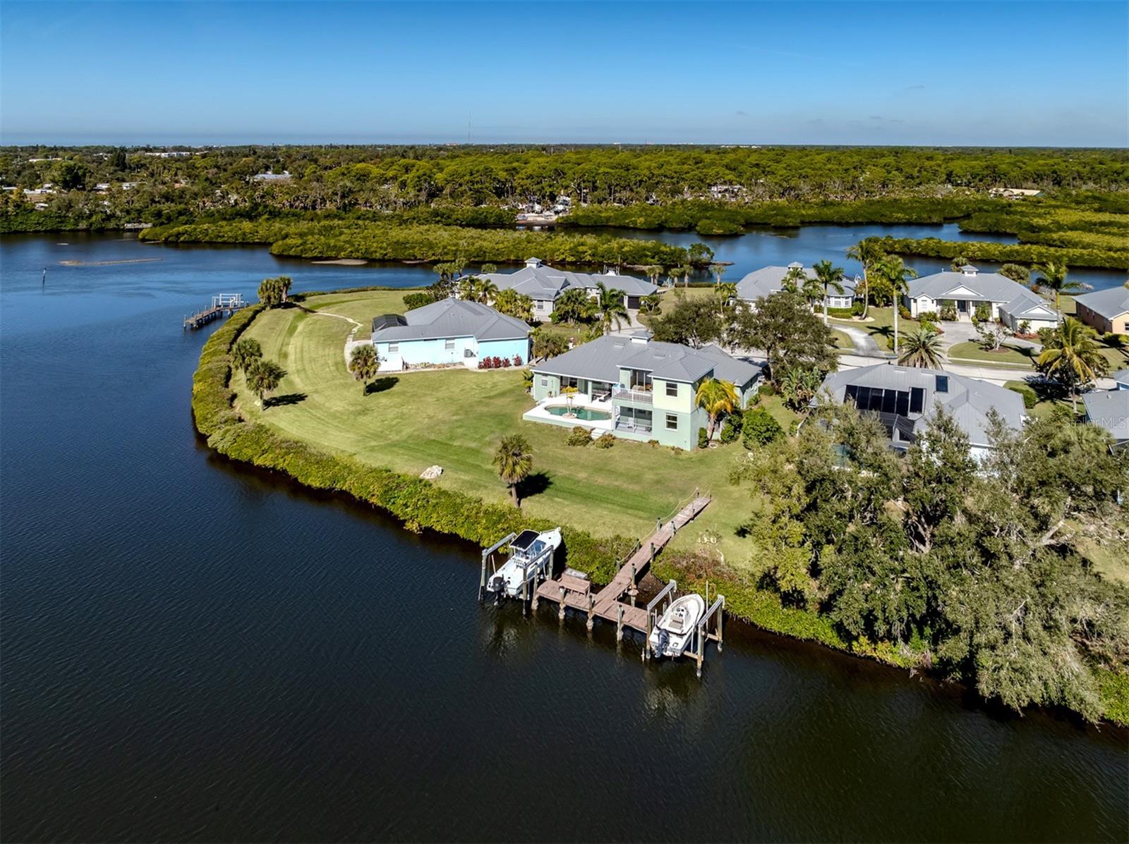 853 Hillcrest Dr, Nokomis, FL 34275