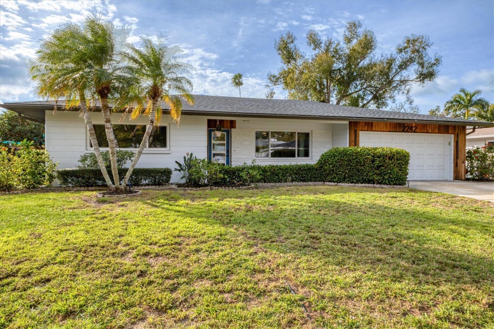2242 Sunnyside Ln, Sarasota, FL 34239