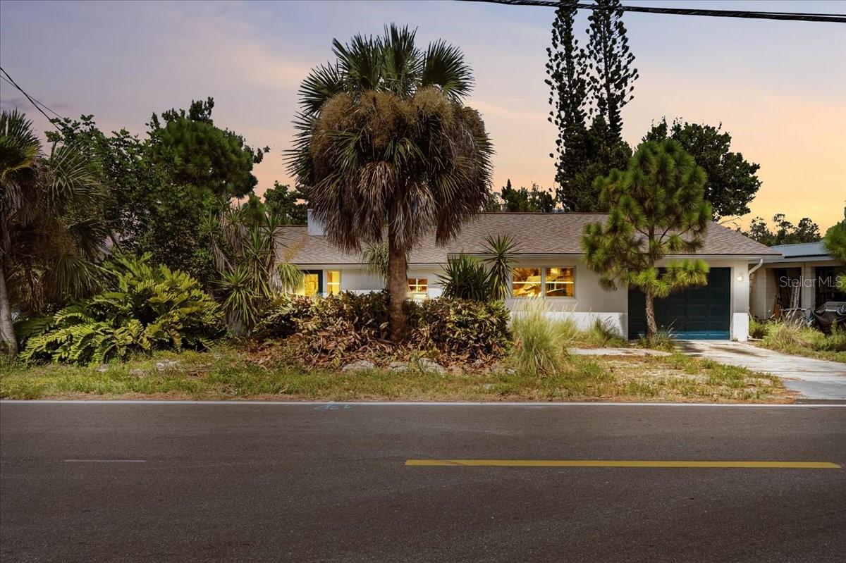 1290 Oxford Dr, Englewood, FL 34223