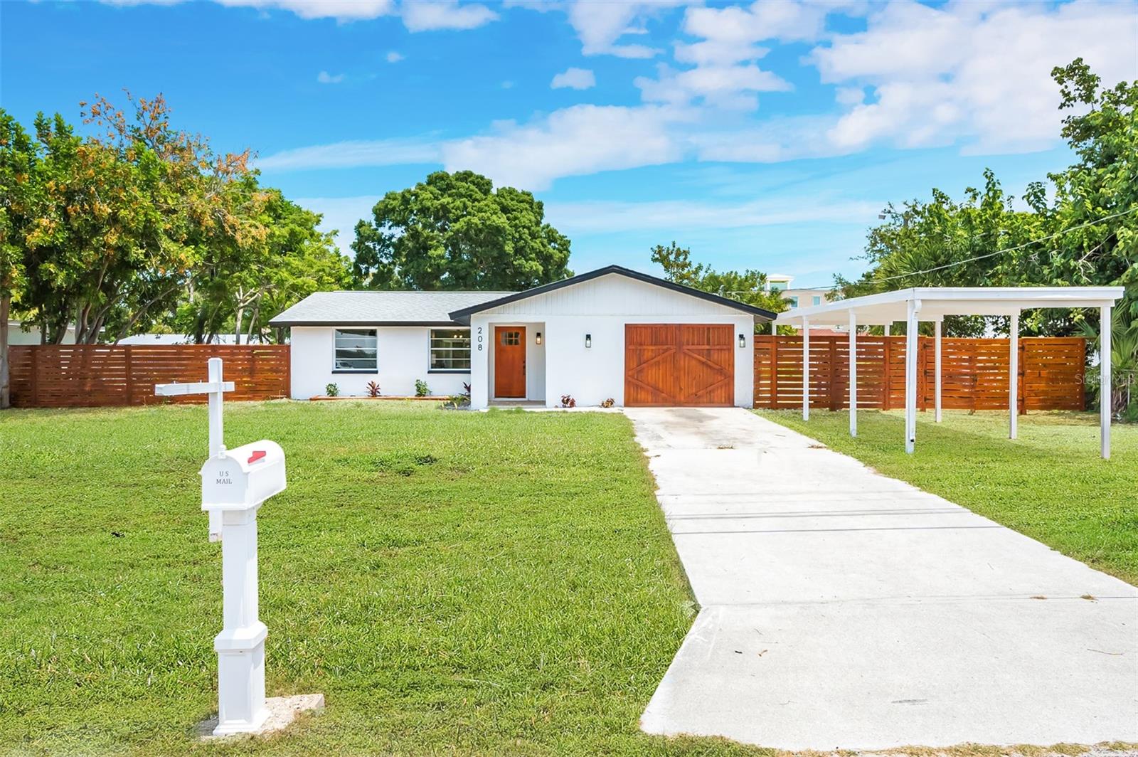 208 Palmetto Rd W, Nokomis, FL 34275