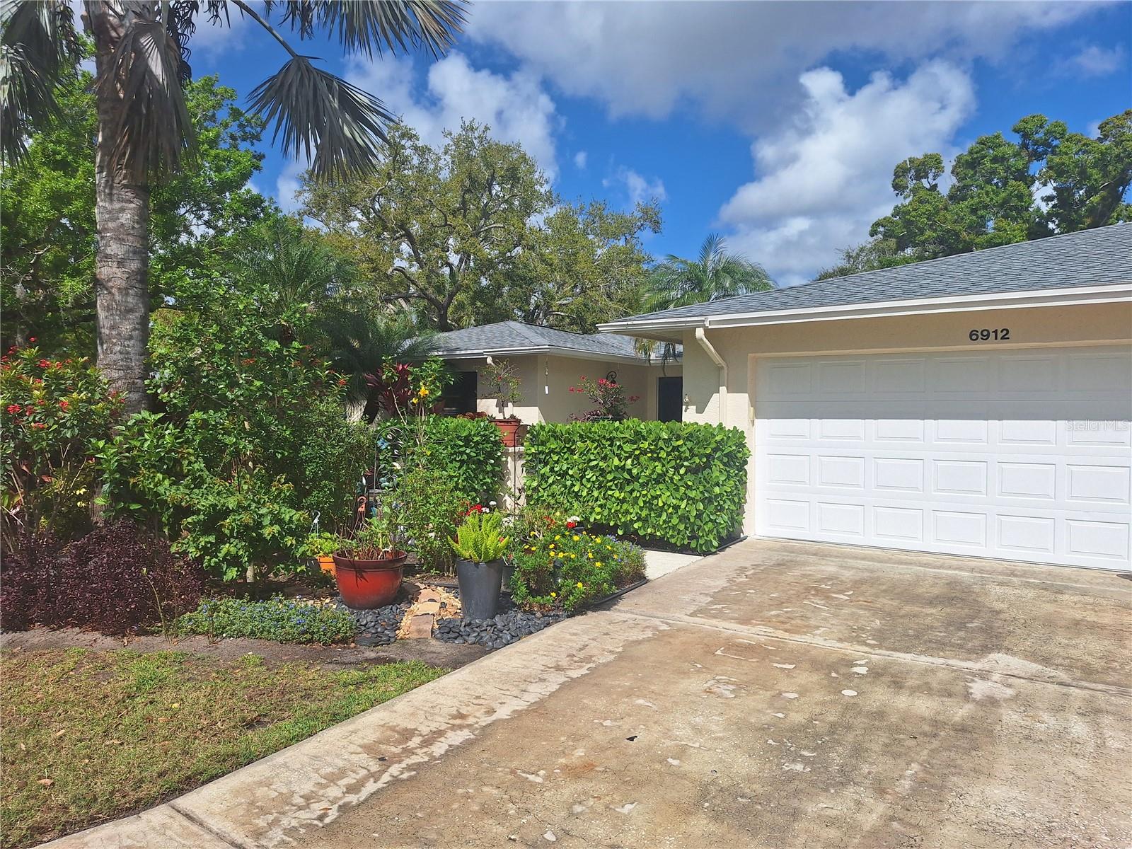 6912 W Country Club Dr N, Sarasota, FL 34243