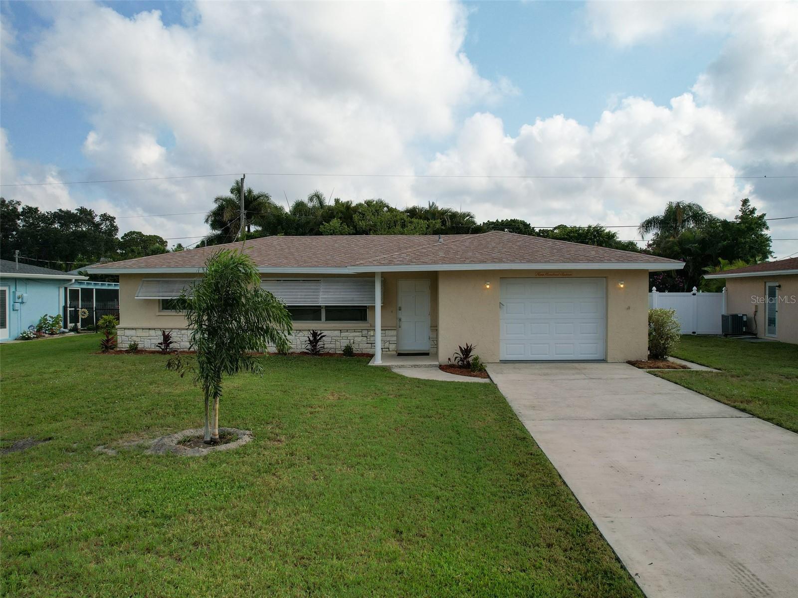 916 Gillespie St, Englewood, FL 34223